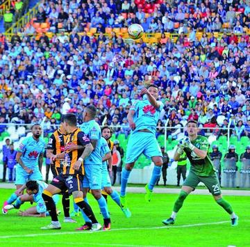 La zaga celeste despeja el balón.