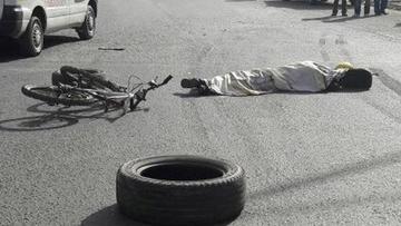 El cuerpo de Balderrama Álvarez yace al lado de su bicicleta.