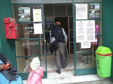 Varios carteles informativos en las puertas de la CNS exponían los motivos del paro ayer.