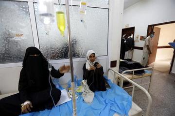 Vista de varios enfermos de cólera que están siendo tratados en un hospital de Saná.