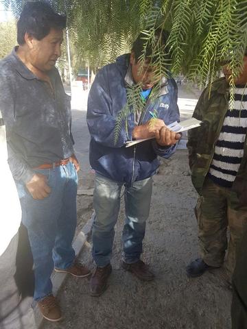 Los dirigentes cívicos cuando reciben la nota del Gobernador.
