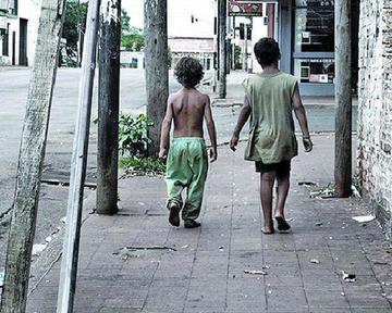 Estudio: un millón de niños está en peligro de perder a su familia