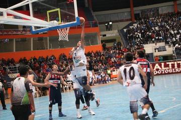 Cristhian Camargo elude la marca de su rivales.