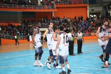 El equipo local festeja su tercera victoria.