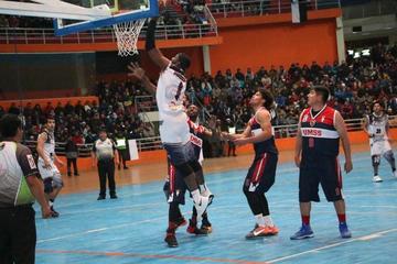 El norteamericano Adegoke Abiodum  anota un doble.