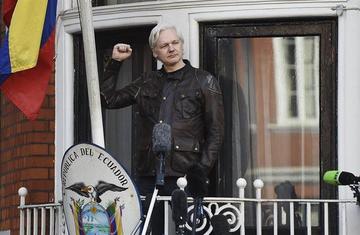 El fundador de WikiLeaks se dirige a los medios de comunicación desde la embajada ecuatoriana.