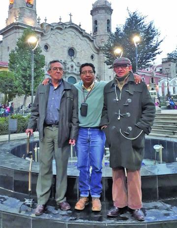 El autor de la nota junto a Roger Subieta y Freddy León.