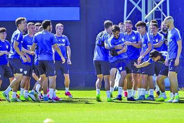 Los futbolistas de Málaga antes de su práctica.
