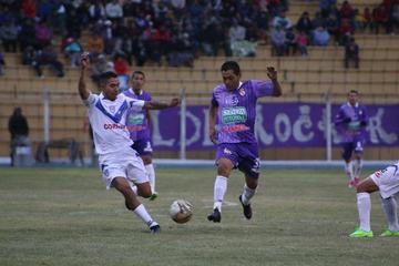 Gerardo Yecerotte y Darwin Peña pugnan por adueñarse el balón.