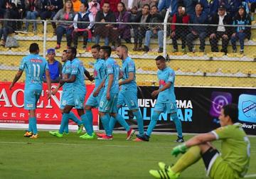 Los jugadores celestes festejan uno de los goles convertidos en el "Siles".