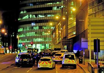 Los servicios de emergencia se desplazaron alrededor del estadio.