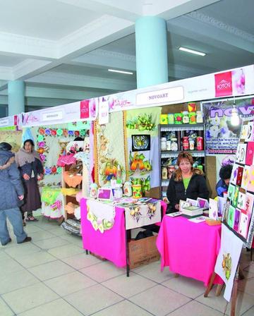 Las emprendedoras muestran sus productos.
