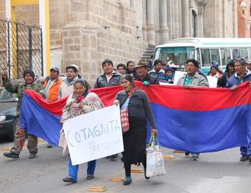 Una marcha precedió al diálogo con el gobernador.