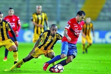 Ángel Rodríguez (i) del Peñarol de Uruguay disputa el balón con Omar Morales.