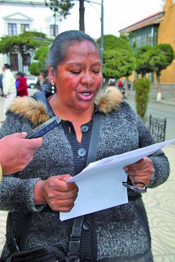 La dirigente lee las resoluciones asumidas en la reunión de emergencia.