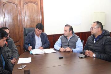 La firma del convenio de compra de equipos entre la gobernación y la empresa Indumotora.