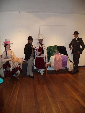 Exponen trajes de la chola potosina