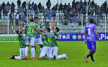 Los jugadores del equipo local festejan uno de sus goles.