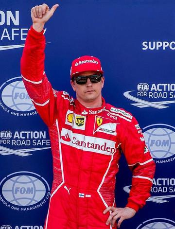 Raikkonen saluda a los espectadores.