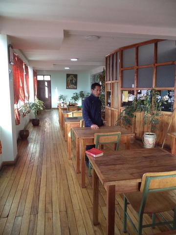La biblioteca es mostrada por el rector Santos Mancilla.