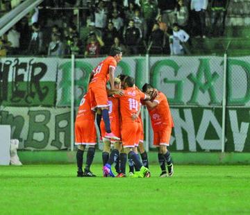 Los jugadores del toro festejan la igualdad.