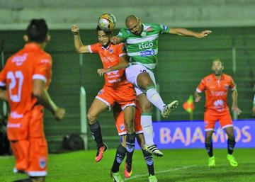 Edivaldo Rojas disputa el balón con su rival.