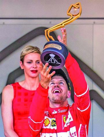 Sebastian Vettel levanta el trofeo de campeón.
