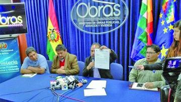 El viceministro de Transportes, Galo Bonifaz, y dirigentes de los transportistas en conferencia de prensa.