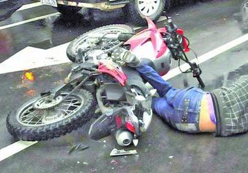 Conyuge de motociclista muere en accidente