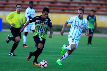 El jugador de la Universidad Católica Gastón Gil Romero (d) marca a Rodrigo Vargas (i).