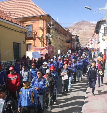 Cooperativas marchan en demanda de respeto a sus fuentes de trabajo