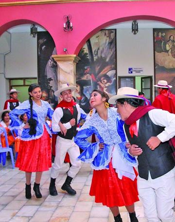 Jóvenes demuestran el baile de la Joya Bella de Bolivia.