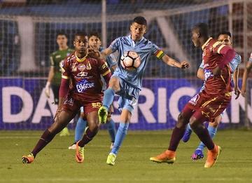 Juan Carlos Arce domina el balón ante la presión de su rivales.