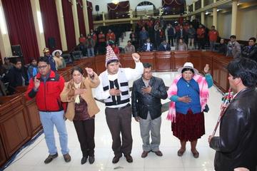 Los nuevos miembros de la directiva en el momento de jurar al cargo.