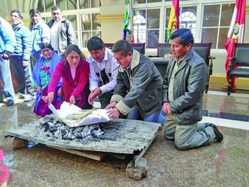 Los asambleíestas y el delegado de la gobernación en la kh'oa.