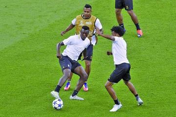 Los futbolistas italianos en plena práctica.