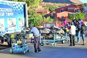 Los mecánicos de las diferentes escuderías hacen los arreglos a los coches.