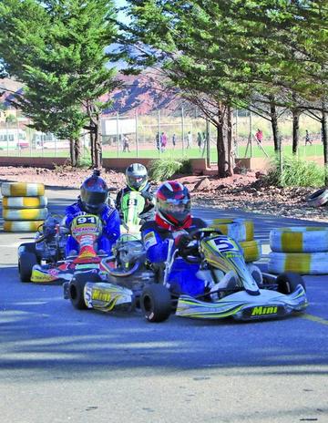 Los pilotos eluden una de las chicanas colocadas en la pista.