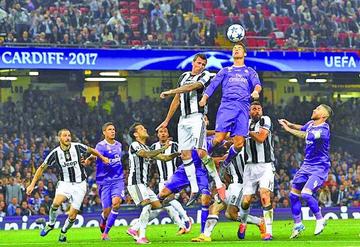 El delantero Cristiano Ronaldo, de Real, gana el balón de cabeza.