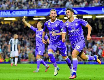 Marco Asensio (d), de Real, celebra su gol con sus compañeros.