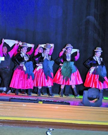 El grupo Cidebol, de La Paz, expone la obra el Idilio de los caídos.