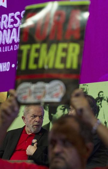 Hay consignas de que Temer deje el poder.