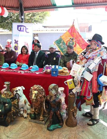 El alcalde e invitados en el acto de inauguración.