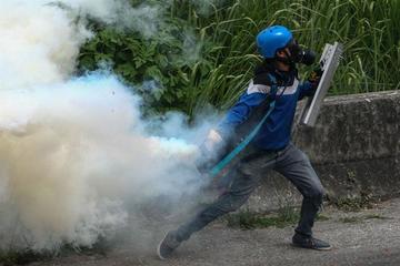 Manifestantes opositores se enfrentan con la Guardia Nacional Bolivariana.