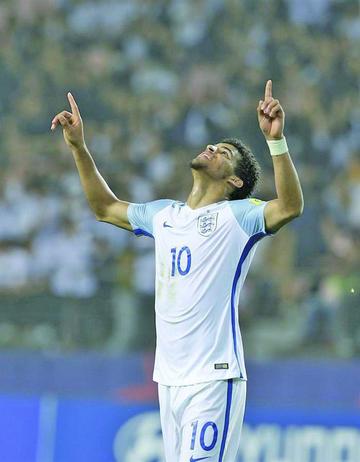 El jugador inglesa Dominic Solanke celebra su gol.