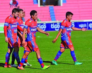 Los jugadores capitalinos abandonan el campo de juego.