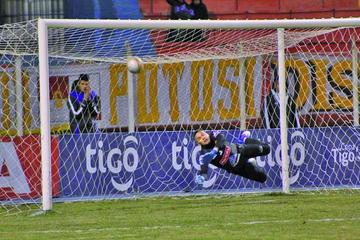 Daniel Vaca no puede evitar el gol de los realistas.