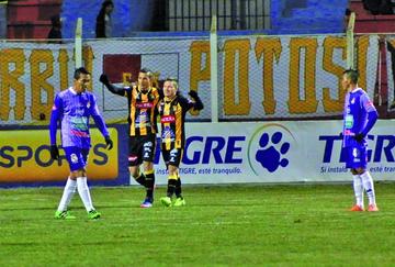 Pablo Escobar y Alejandro Chumacero celebran el segundo gol de la visita.