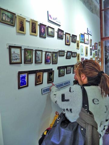 El público visitó la muestra de los cuadros de Alasita.