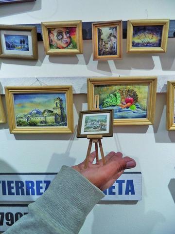 Artistas  exponen obras en miniatura